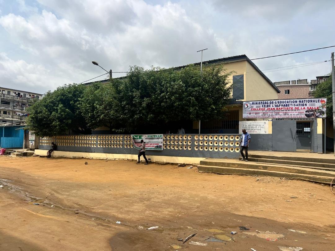 Clôture et entrée remises en peinture